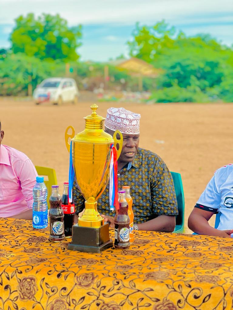 HonHusseinMoha's tweet photo. Lyon fc triumph over Hidaya fc, but it was a win for TOWNSHIP, spirit of comradeship and brotherhood the #EidAlFitr2023 finals fully sponsored by my office.Asante garissa OCPD James Ngetich and Team for preaching peace.
#leadingyoung 
#EidAlFitr2023_مبارک
🇰🇪 https://t.co/FoZaIISW3c