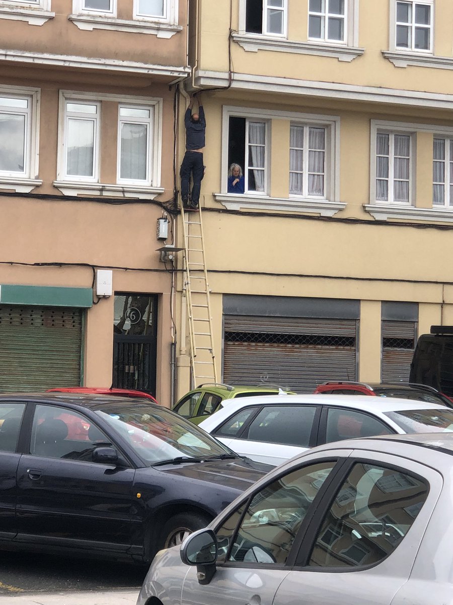 3mleiva's tweet photo. #PRL  pasan los años y aún se ven situaciones peligrosas en trabajadores con más de 7 vidas… #prevención #riesgos #laborales https://t.co/nj9Gc6lsKb