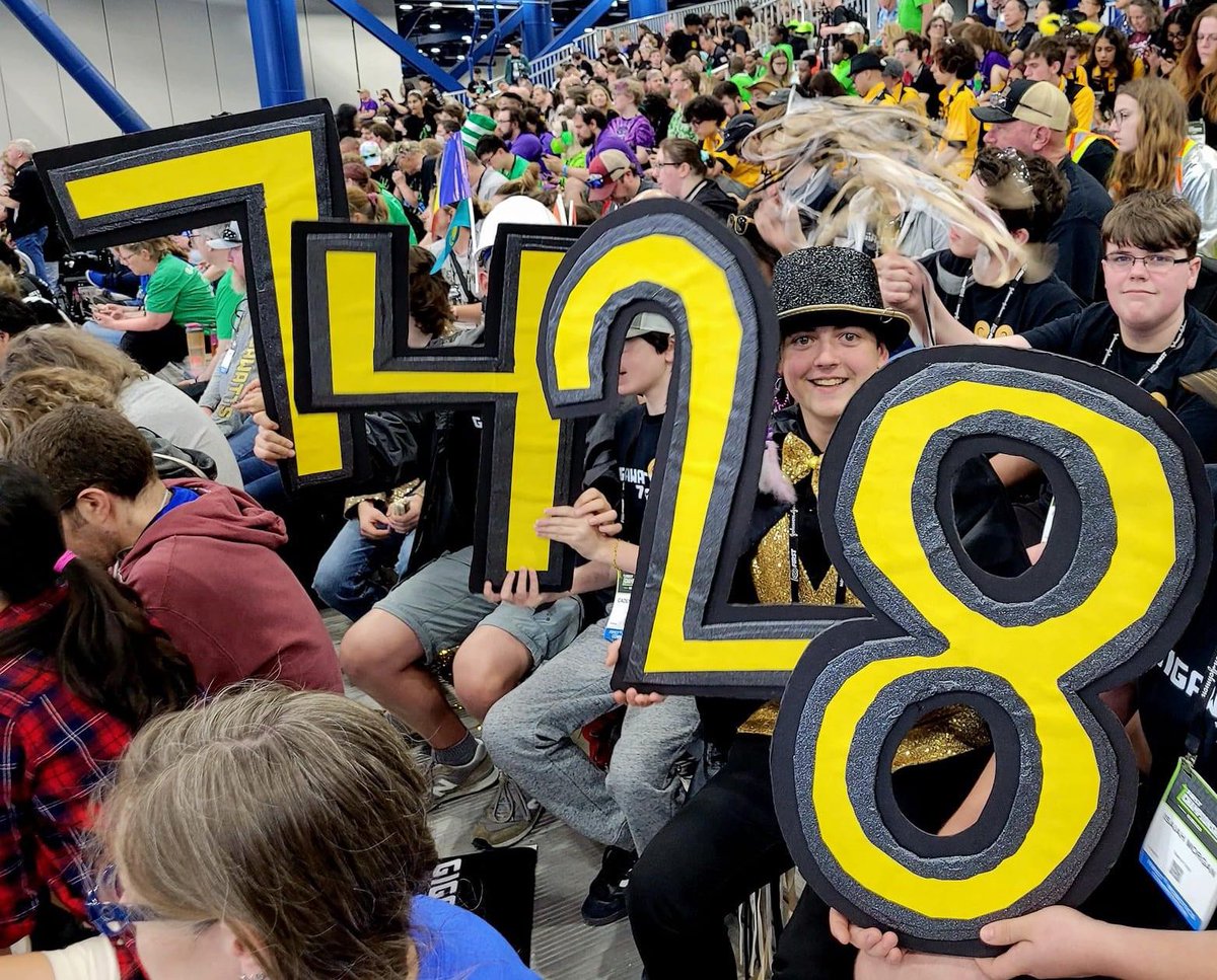 🫶🫶🫶WE LOVE OUR FAMILIES!!!! Thanks for the ❤️ and for helping us as we are #puttingontheglitz at #FIRSTChamps ☀️☀️Remember #staygolden EVERYONE!! ☀️☀️<a href="/FIRSTweets/">FIRST</a> <a href="/FIRSTinAlabama/">FIRST in Alabama</a> #morethanrobots 👟👟👟