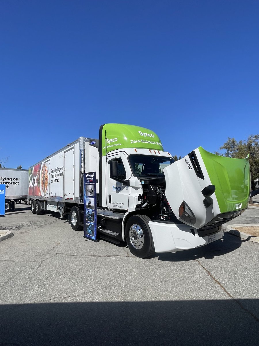 Black_Veatch's tweet image. Delivering on sustainability 🌎

It's great to have our team on-site to celebrate #EarthDay and see our project work on display for @Sysco. #FleetElectrification #InvestInOurPlanet