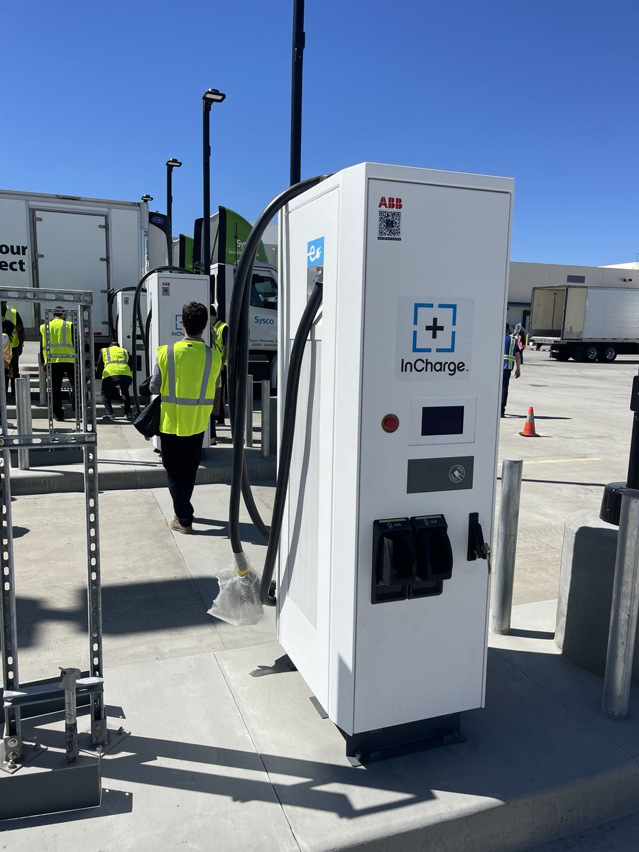 Black_Veatch's tweet image. Delivering on sustainability 🌎

It's great to have our team on-site to celebrate #EarthDay and see our project work on display for @Sysco. #FleetElectrification #InvestInOurPlanet