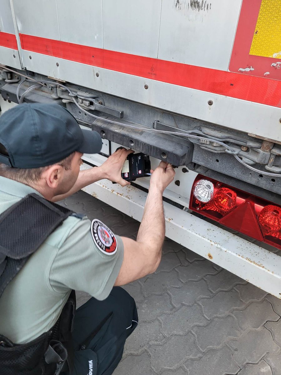 KAS_GOV_PL's tweet photo. Pierwszy zabezpieczany przez #KAS transport z Oddziału Celnego w #Medyka wyruszył w drogę.
Ładunek produktów rolnych z 🇺🇦 ma założoną przez KAS e-plombę i jest konwojowany przez funkcjonariuszy Służby Celno-Skarbowej.
Więcej o zasadach tranzytu ➡️ https://t.co/AktzF56Rbv https://t.co/Zhuk9cbzZa
