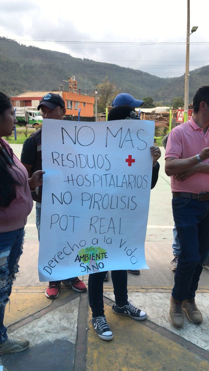 ISAZULETA's tweet photo. En #Sogamoso escucho a comunidad sobre los problemas socioambientales del Relleno Sanitario Terrazas del Porvenir. Expresan que hay afectaciones a la salud de la comunidad por malos manejos de residuos que afectan la cuenta del Río Chicamocha.

Piden más control de @Corpoboyaca https://t.co/dULOZCMply