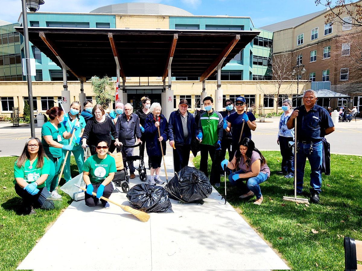Jessanj19's tweet photo. @LiveGreenTO 
@cityoftoronto 
#20minEarthDaycleanup https://t.co/56PIl5On5q
