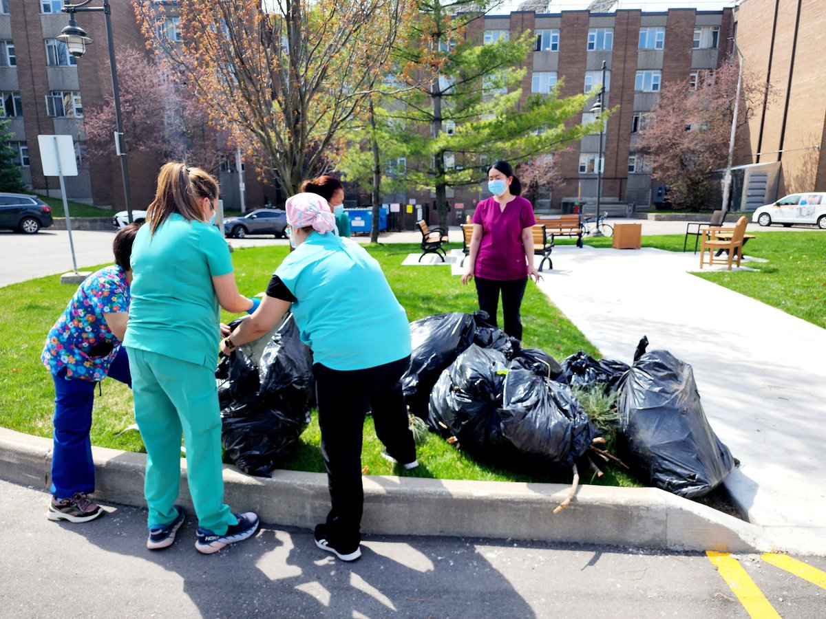 Jessanj19's tweet photo. @LiveGreenTO 
@cityoftoronto 
#20minEarthDaycleanup https://t.co/56PIl5On5q
