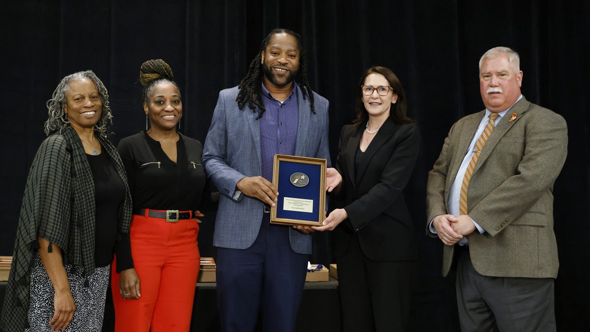 AliefISD's tweet photo. Please join us in congratulating Steward Bailey, the winner of the Aviation Educator of the Year award presented by the Texas Department of Transportation Aviation Division! Congratulations, Mr. Bailey! #AliefProud 
https://t.co/eWW79XfdP7 https://t.co/GjwSaY9YU2