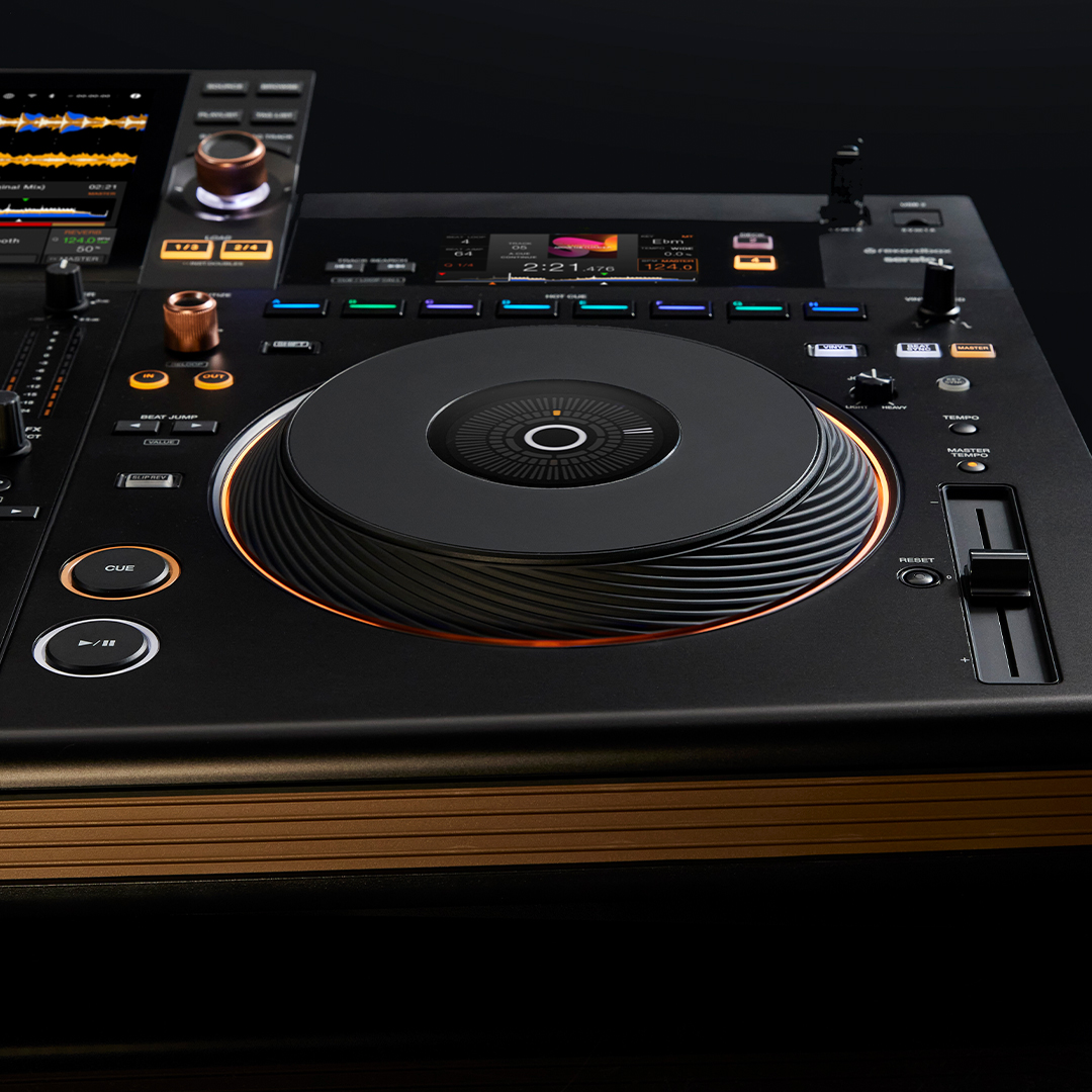 PioneerDJglobal's tweet image. Take control of the music on the OPUS-QUAD with a slick layout that includes a deck display and 8 Hot Cue buttons above each full-size jog wheel. 

Discover more: bit.ly/3J6f4ZN 

#OPUSQUAD #PioneerDJ