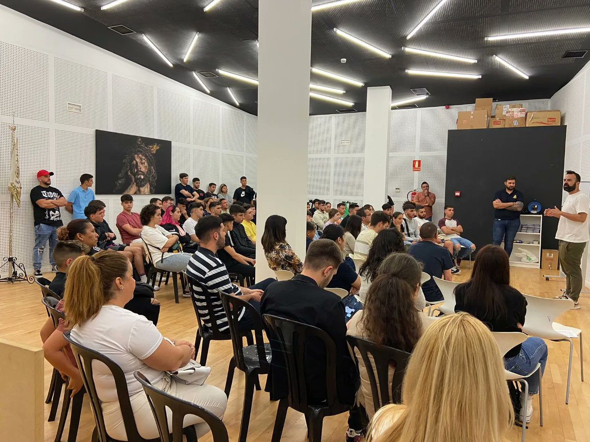 BCTCarmenMalaga's tweet photo. Hoy hemos recibido a los futuros componentes que aspirarán a formar parte de nuestra formación.

Agradecemos vuestra asistencia e interés.

¡Bienvenid@s!

#SuenaElCarmen⚓️ https://t.co/HuqE6dqBBz