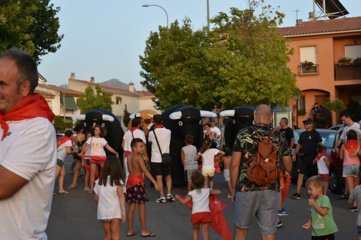 Desde Activasur os traemos San Fermín a vuestras calles con este pasacalles donde hay que correr y correr para que el toro no te pille!! ¿Serás capaz de correr delante del toro??

#pasacalles #toros #sanfermin