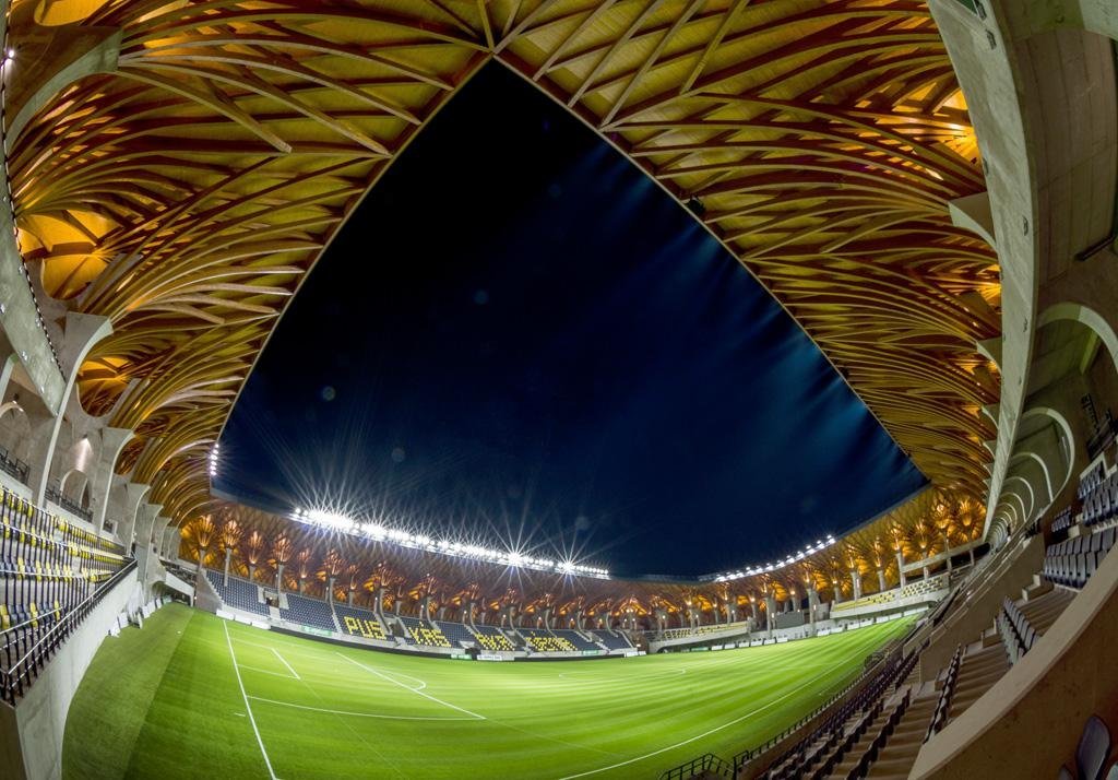 L'architecture incroyable du Pancho Arena en Hongrie, qui accueille le Puskás Akadémia FC. 🏟️🇭🇺

Ce stade atypique a une capacité de 4.000 spectateurs.