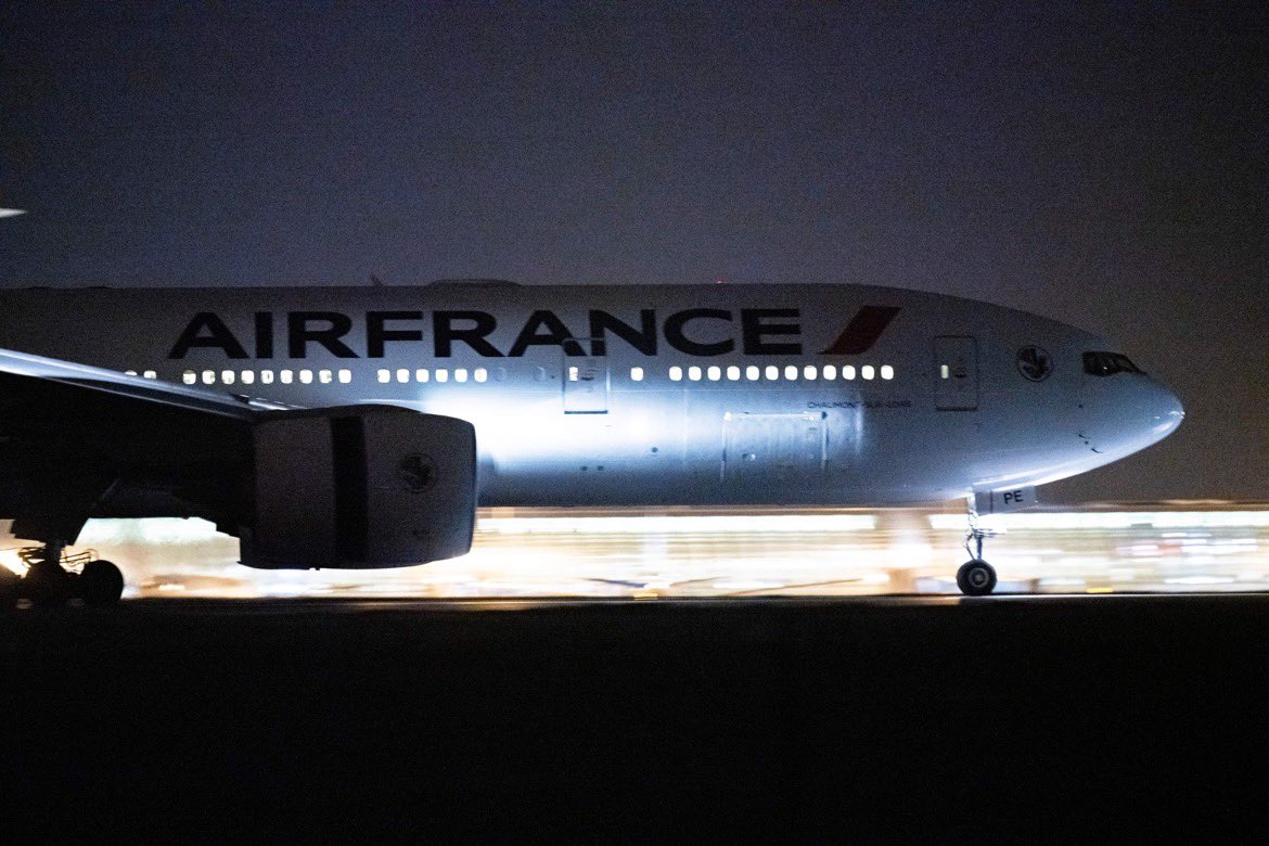 aircommunityFR's tweet photo. 🚨Bienvenue à « Chaumont-sur-Loire », le Boeing 777-200ER d’@AirFranceFR immatriculé F-GSPE✈️
L’appareil est revenu de peinture ce soir après avoir passé 10 jours sur site.
📸 @aircommunity X @benjamin_video
#airfrance #fgspe #boeing777 https://t.co/anplURIHsl