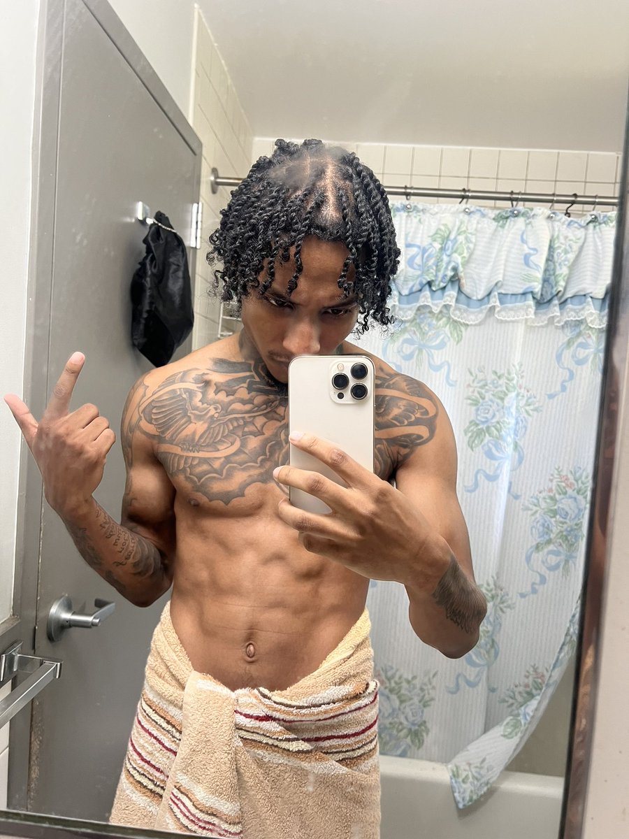 Timbo22god's tweet photo. Post Shower 🚿 🧼 https://t.co/5wrDqpmlB4
