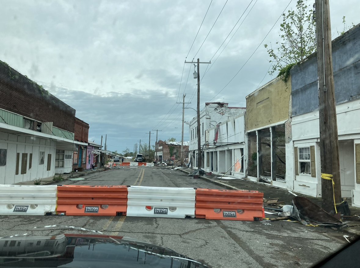 williamkneipOM's tweet photo. Early this morning, teams from across @olemiss loaded up and headed to Rolling Fork. We spent the day visiting with community leaders, getting updates on recovery, hearing about the rapid response from UMMC, and discussing ways to continue to partner. (1) https://t.co/jz9W3fuPEo