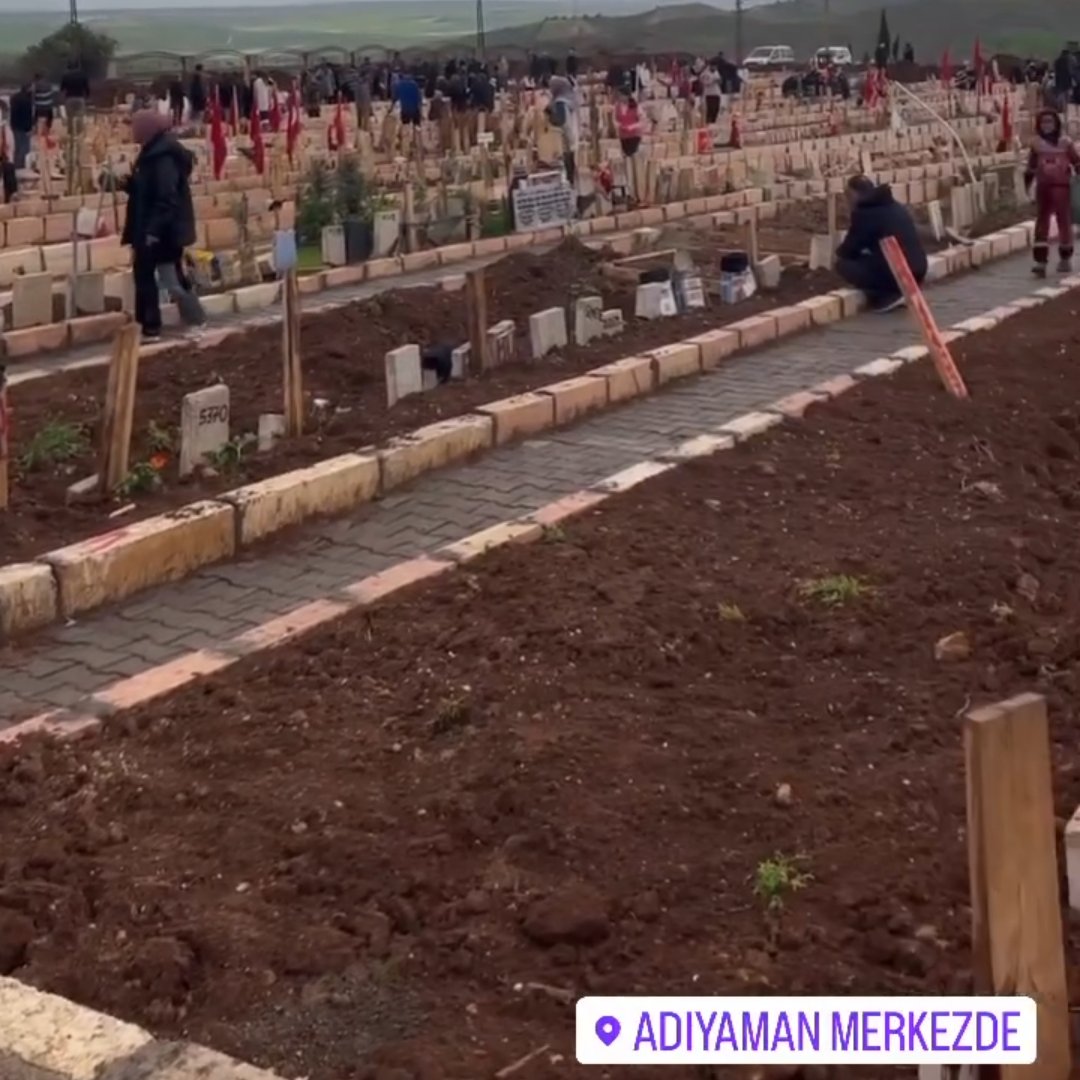 cafernalcaci's tweet photo. Acımız büyük, dertlerimiz büyük biliyorum da söylemeden de edemiyorum. 
Kahramanmaraş ve Adıyaman'da bulunan mezarlıklarda durum bu şekilde. 
Adıyaman'da bulunan mezarlığın düzenini görüyorsunuz değil mi? 
Bizde durum neden böyle ? https://t.co/uQHoDBnSPI