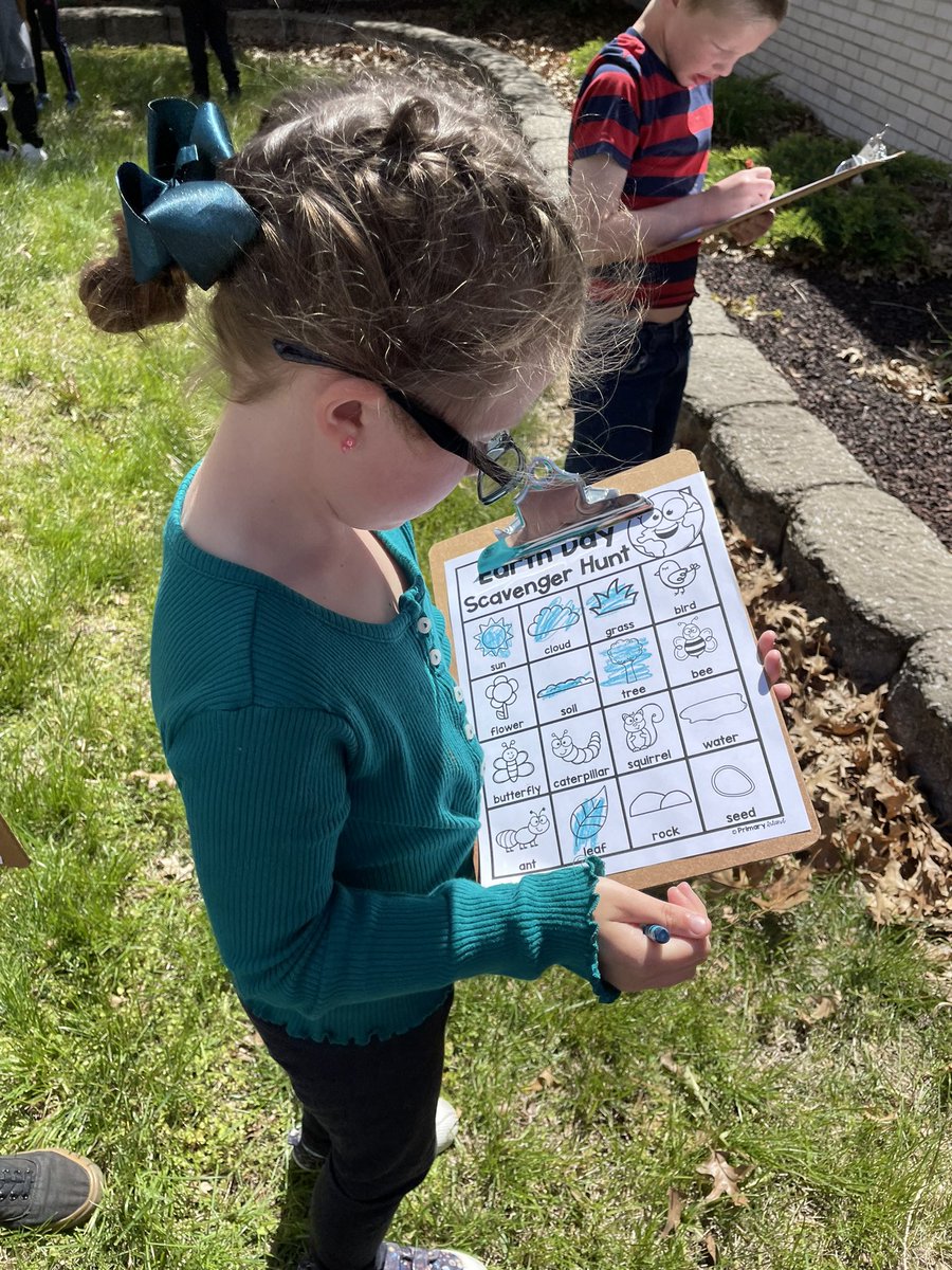 A Day = Arts &amp; Crafts! 

We made A alligators &amp; reviewed the sound /a/. In honor of Earth Day being tomorrow we researched snails &amp; made our own! We ended the day with an Earth Day Scavenger Hunt 💕