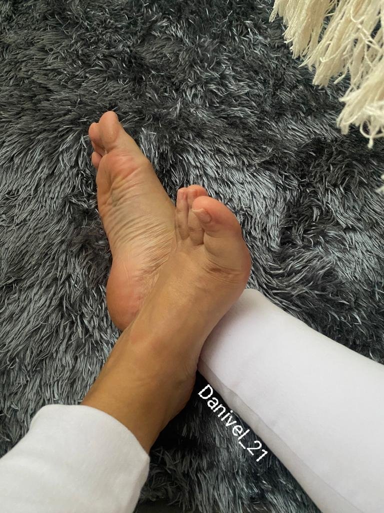 DANIVELEZ0521's tweet photo. De que color me los pintaré?🌈
What color Will I paint them? 🌈
https://t.co/Z81coqnZTs
#pies #PiesFemeninos
#PiesBonitos #piesdemujer #pieshermosos #PiesDescalzos https://t.co/sJfv4uh7iQ