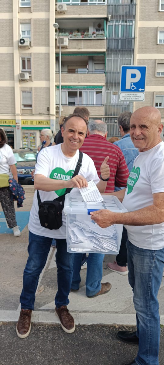 AngelaAmyts's tweet photo. Si ves una es estas mesas con voluntarios, merece la pena acercarte a saber por qué estan ahí y qué sucede con la #SanidadDeTodos

#ConsultaSanidad23 
@SanidadConsulta https://t.co/hTr3IW2NMF