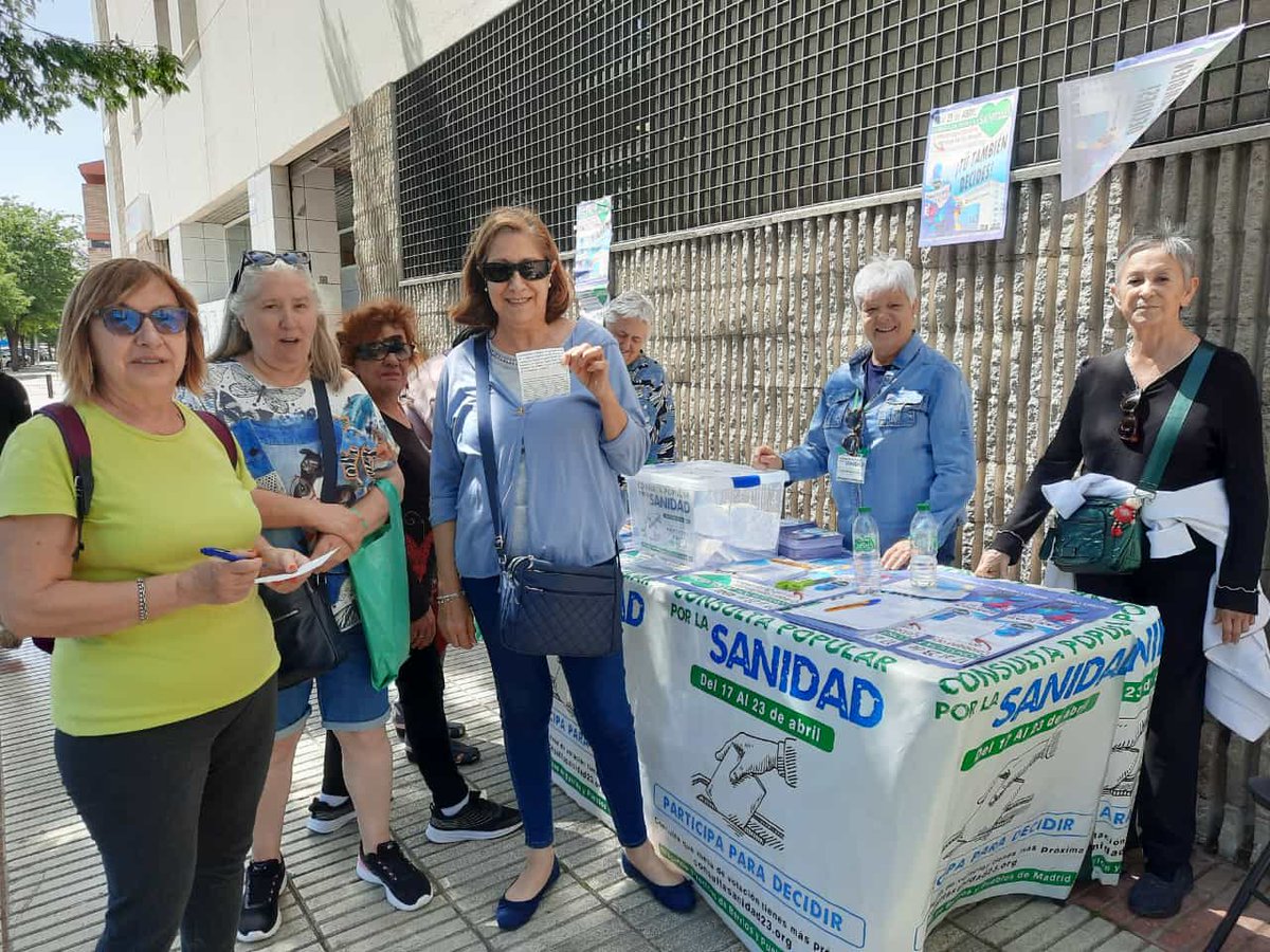 AngelaAmyts's tweet photo. Si ves una es estas mesas con voluntarios, merece la pena acercarte a saber por qué estan ahí y qué sucede con la #SanidadDeTodos

#ConsultaSanidad23 
@SanidadConsulta https://t.co/hTr3IW2NMF