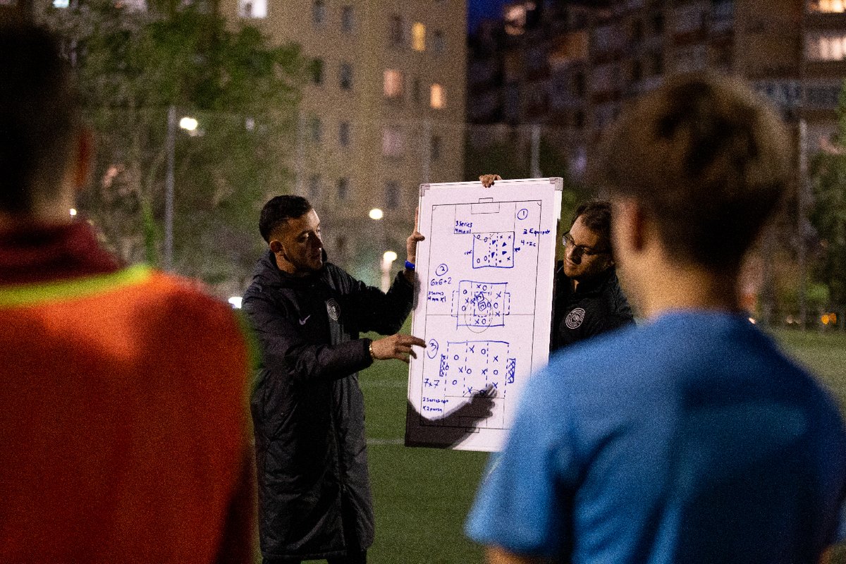 MBPSchool's tweet photo. ⚫️🟠Recta final de nuestro #MasterMBP e intensificamos las prácticas. El objetivo es fijar los contenidos de estrategias didácticas, corregir comportamientos en la cancha y aterrizar todo el apartado teórico trabajado en los últimos meses❗️Ya queda muy poco para la graduación❗️ https://t.co/LKDFf8G6Sv
