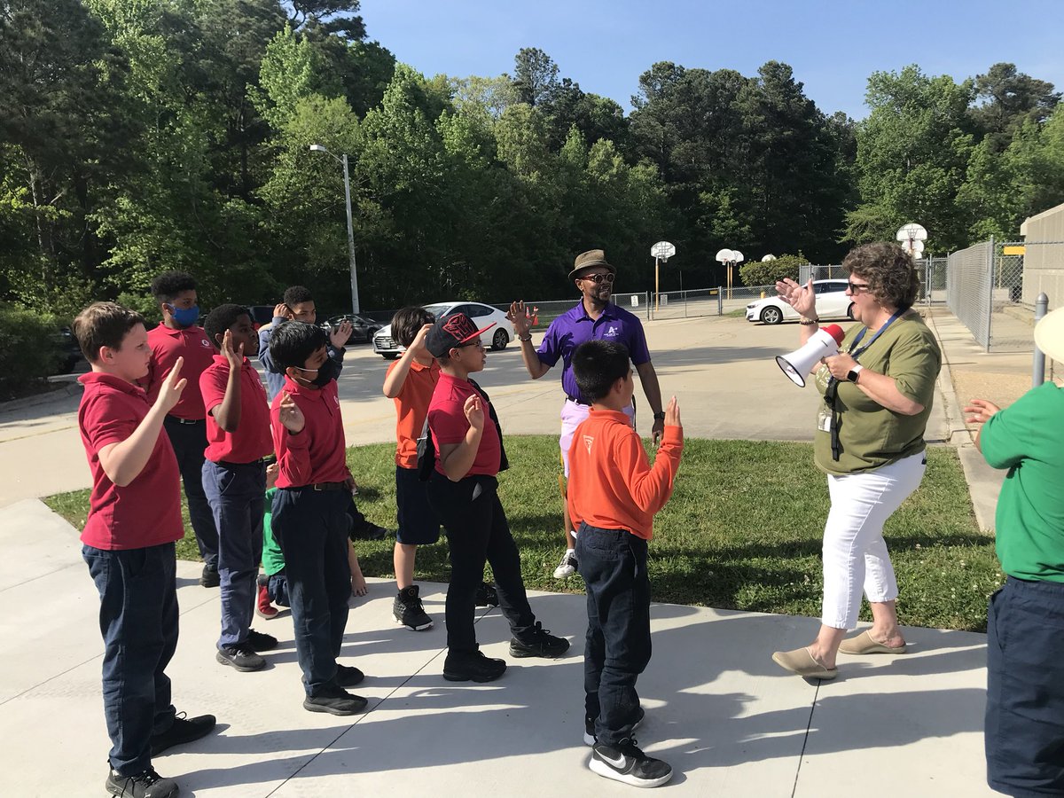 marietculver's tweet image. Taking the “Earth Day Pledge” with the Chess Club ⁦@SeatackDream⁩ #PartyforthePlanet 🌎 #CampusCleanUp #EveryDayisEarthDay Photo Credit to ⁦@EcoManiacCo⁩