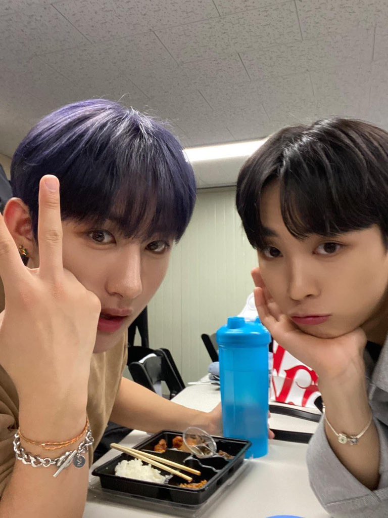 hereforminju's tweet photo. Cong y los wakeonez como los extraño https://t.co/KFNJxcmqv7