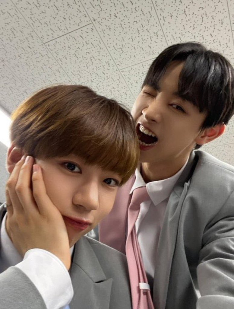 hereforminju's tweet photo. Cong y los wakeonez como los extraño https://t.co/KFNJxcmqv7