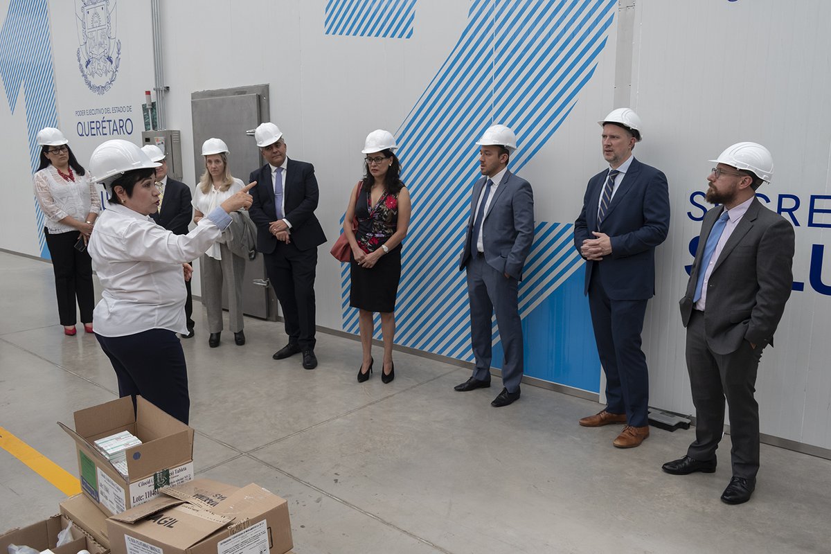 SSalud_Qro's tweet photo. Visita de integrantes de la calificadora @MoodysAnalytics y el Secretario de finanzas @GusLealMaya, @finanzas_qro, al Centro Estatal de Distribución #CEDIS. #CONTIGO llevamos a #Querétaro al siguiente nivel. #FinanzasSanas #ControlYSeguimiento #AdeudoCero #Salud @gobqro https://t.co/XOTuaKR6ep
