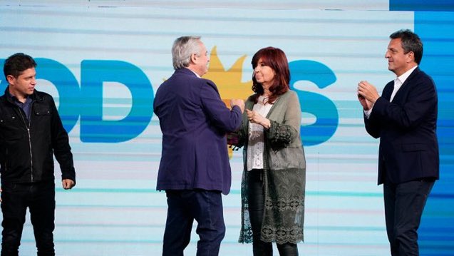 HippiesConOsde's tweet photo. El mequetrefe ni se va a presentar para la reelección, y pensar que los kirchneristas se burlaban de que Macri no fue reelecto mientras gritaban Super Alberto, Cristina conducción, etc etc.🤦🏻‍♂️
Son lo peor que le pudo pasar a este país. https://t.co/PJswfRtXdW