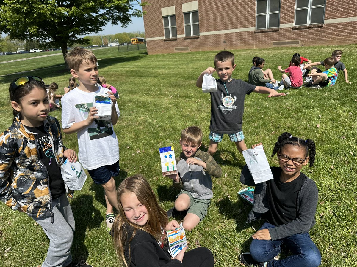 TheFolkField's tweet photo. Planting seeds with our 3rd grade buddies today in honor of Earth Day! 🌎 https://t.co/xTGdpn20cn