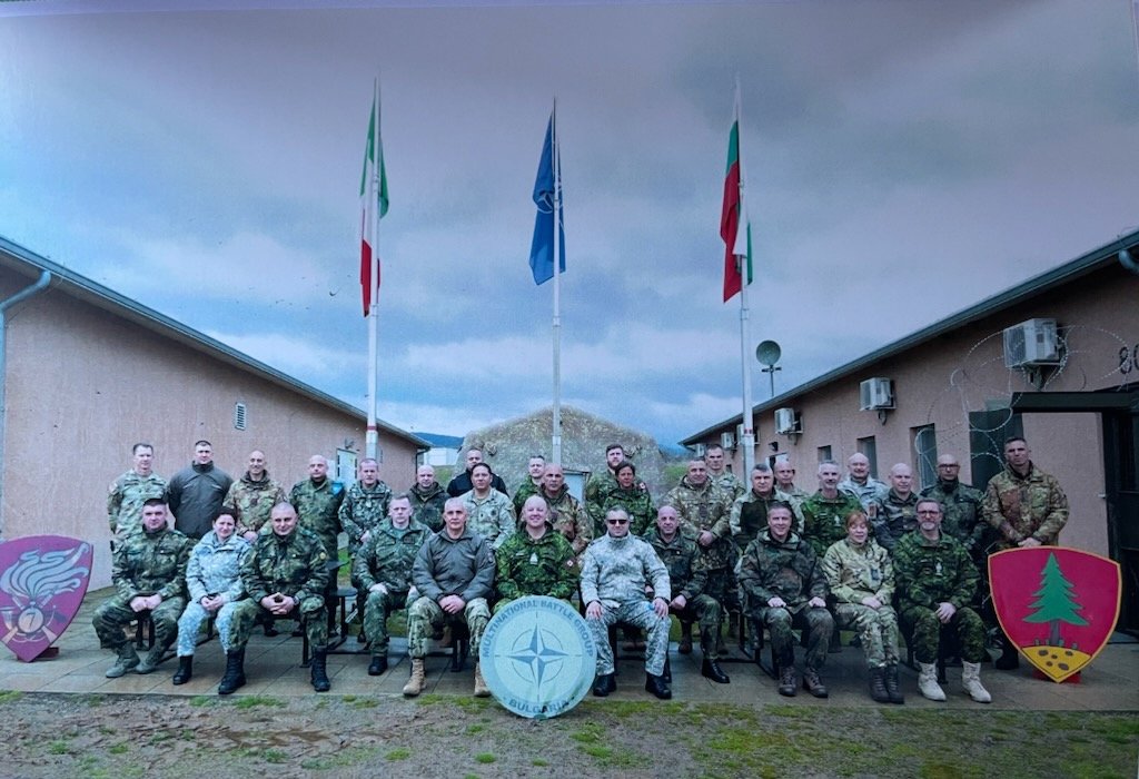 ConsSoff's tweet photo. Le major Jérôme, conseiller sous officier auprès du @Commandement_FT a participé à la première conférence des "command sergeant major" des nations hôtes et contributrices à la défense du flan sud est de l Europe.
Condition de vie, entraînement, et sur les s/off
@CEMAT_FR
@CEMA_FR https://t.co/TBRSPWDeJl
