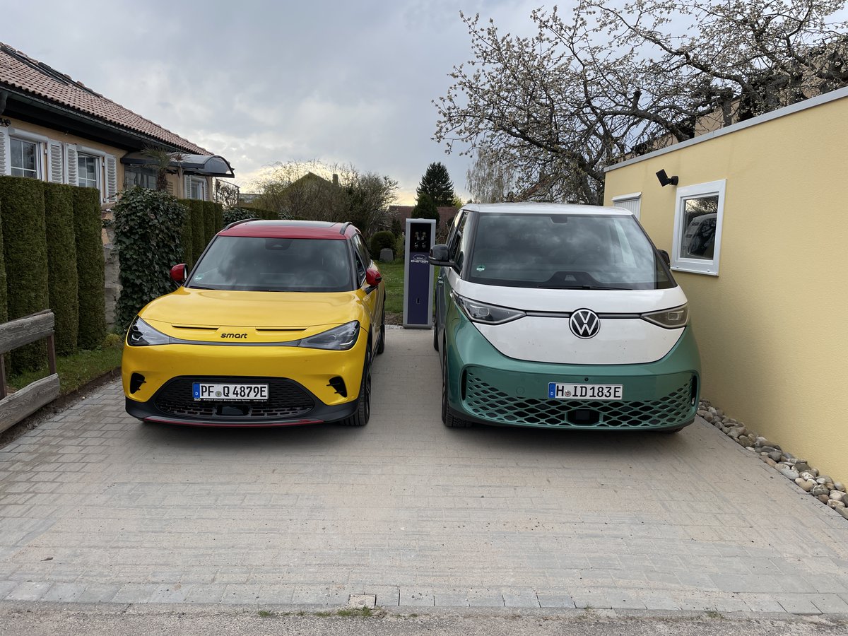 MineCooky's tweet photo. Von wegen "smart ist groß geworden", nach wie vor ein Kleinwagen. 😜
Finde der BRABUS #1 macht sich gut neben @Elektro_Robin's #BuzzID. https://t.co/XW79HmC8Db