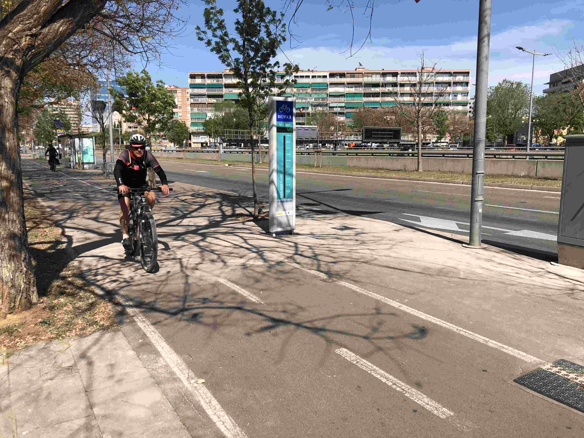 Ecocontador's tweet photo. Ja hem https://t.co/kNxiBFA60H el 1er Totem compta bicicletes @bicicletaAMB  a @LHAjuntament #Bicivia https://t.co/ec8Dj59sn5