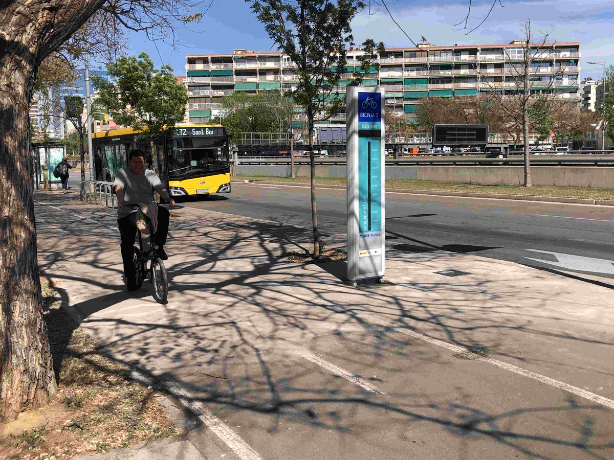 Ecocontador's tweet photo. Ja hem https://t.co/kNxiBFA60H el 1er Totem compta bicicletes @bicicletaAMB  a @LHAjuntament #Bicivia https://t.co/ec8Dj59sn5