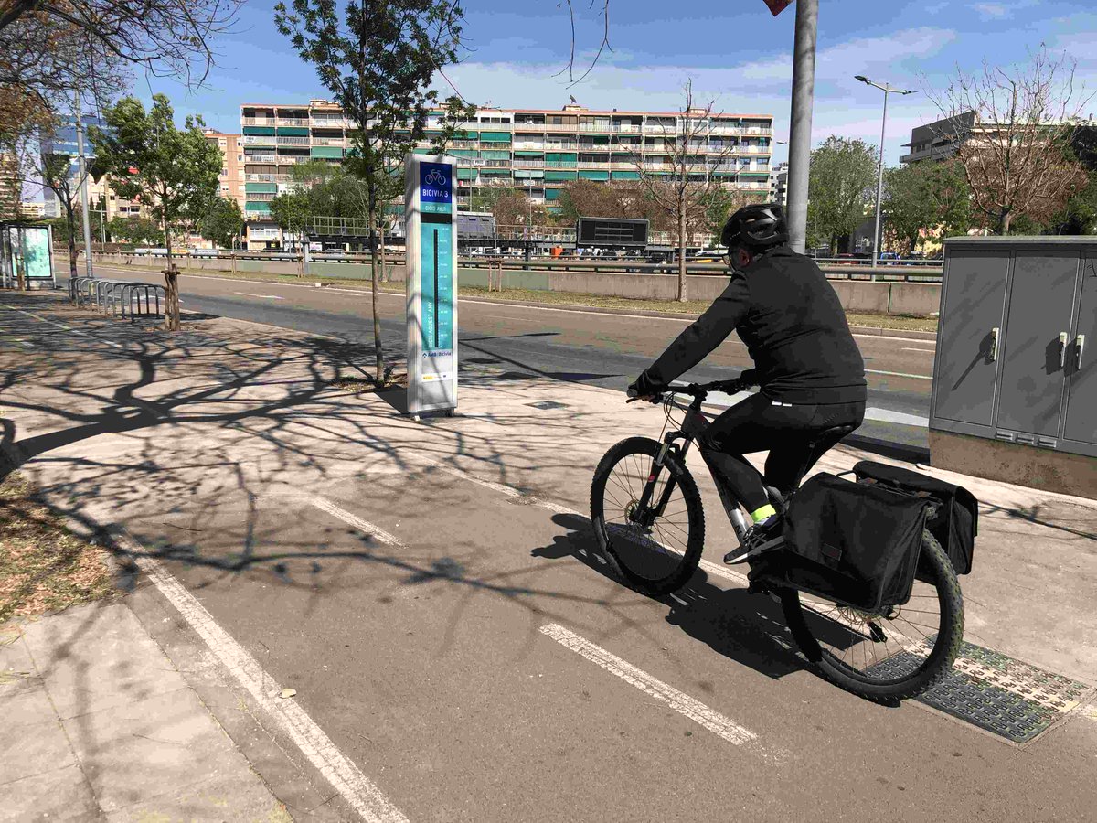 Ecocontador's tweet photo. Ja hem https://t.co/kNxiBFA60H el 1er Totem compta bicicletes @bicicletaAMB  a @LHAjuntament #Bicivia https://t.co/ec8Dj59sn5