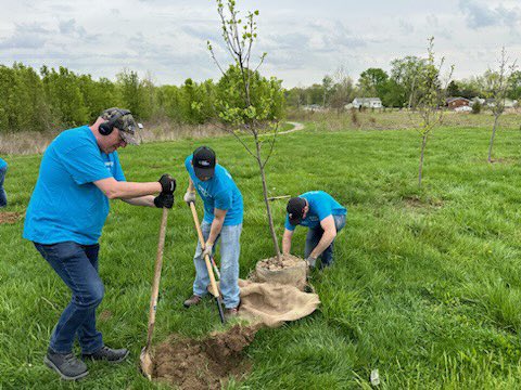SallyThelen's tweet image. 20 of my @DukeEnergy #OH #KY teammates are doing an Earth Day planting @ClermontParks Shor Park this morning. 40 new trees are going in to restore a section of the park. Great job @DE_ChadShaffer @TonyDaTiger96 and crew for beautifying the area. #WeAreDE