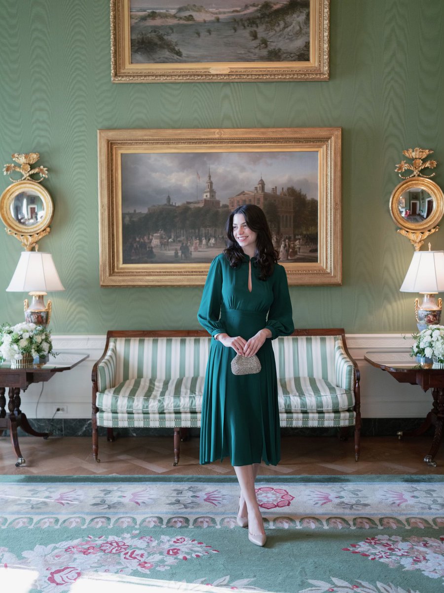 salon718's tweet photo. Our very own Diamonique hair styling Allie at the White House Green Room. Enough said. @joebiden @whitehouse (cut and blowout by Diamonique)

#hairsalon #hair #salon #nyc #newyorkcity #newyork #brooklyn https://t.co/wJVJackLiC