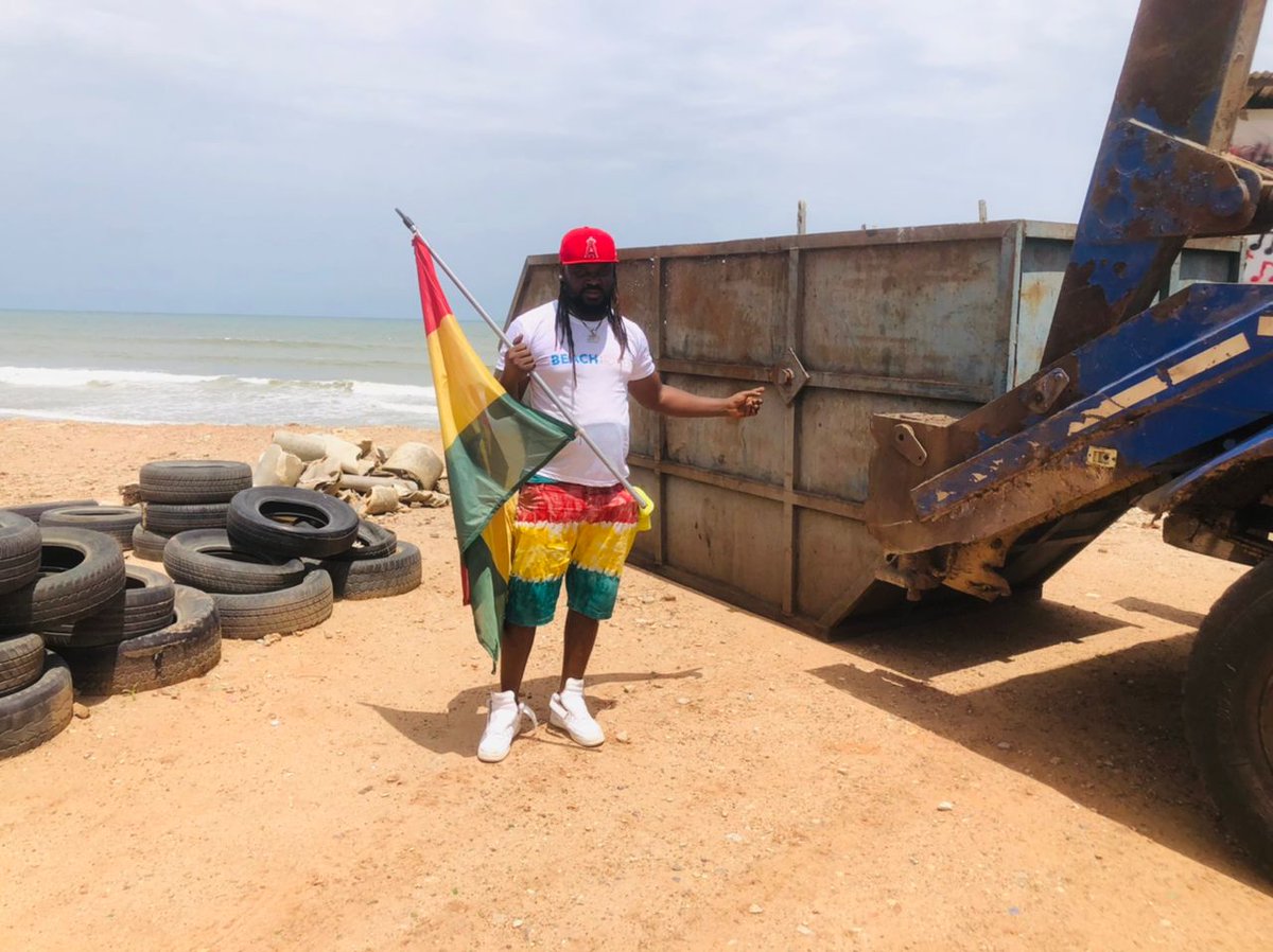 LETSGOCLEANTHE1's tweet photo. Lets all support collection on wastes from our beaches today @ZoomlionLtd  @EcoZoil @beach_token https://t.co/vN059e86oj