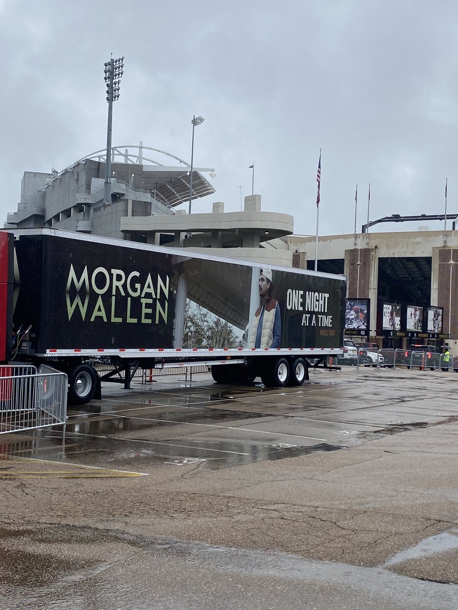 Lane_Kiffin's tweet photo. If you build it they will come!! Amazing to see even ⁦@MorganWallen⁩ transferring to the Sip!! Sorry ⁦@Vol_Football⁩ It took 13 long years to win him back after being so angry at me That “one night” in Knoxville at Gibbs High School. 🔥🛋 #31-26 🏌️ https://t.co/qA799eR4is