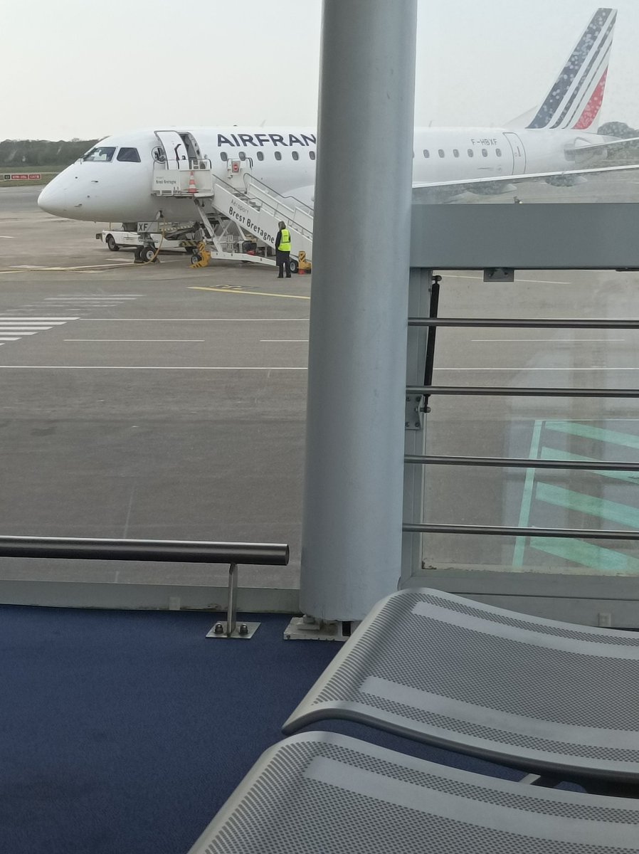 nagaserya's tweet photo. Je suis a l'aise... Autant qu'une none dans un bordel ! Dans quelques heures, me voici Strasbourg ! https://t.co/9ayPhAjpXf