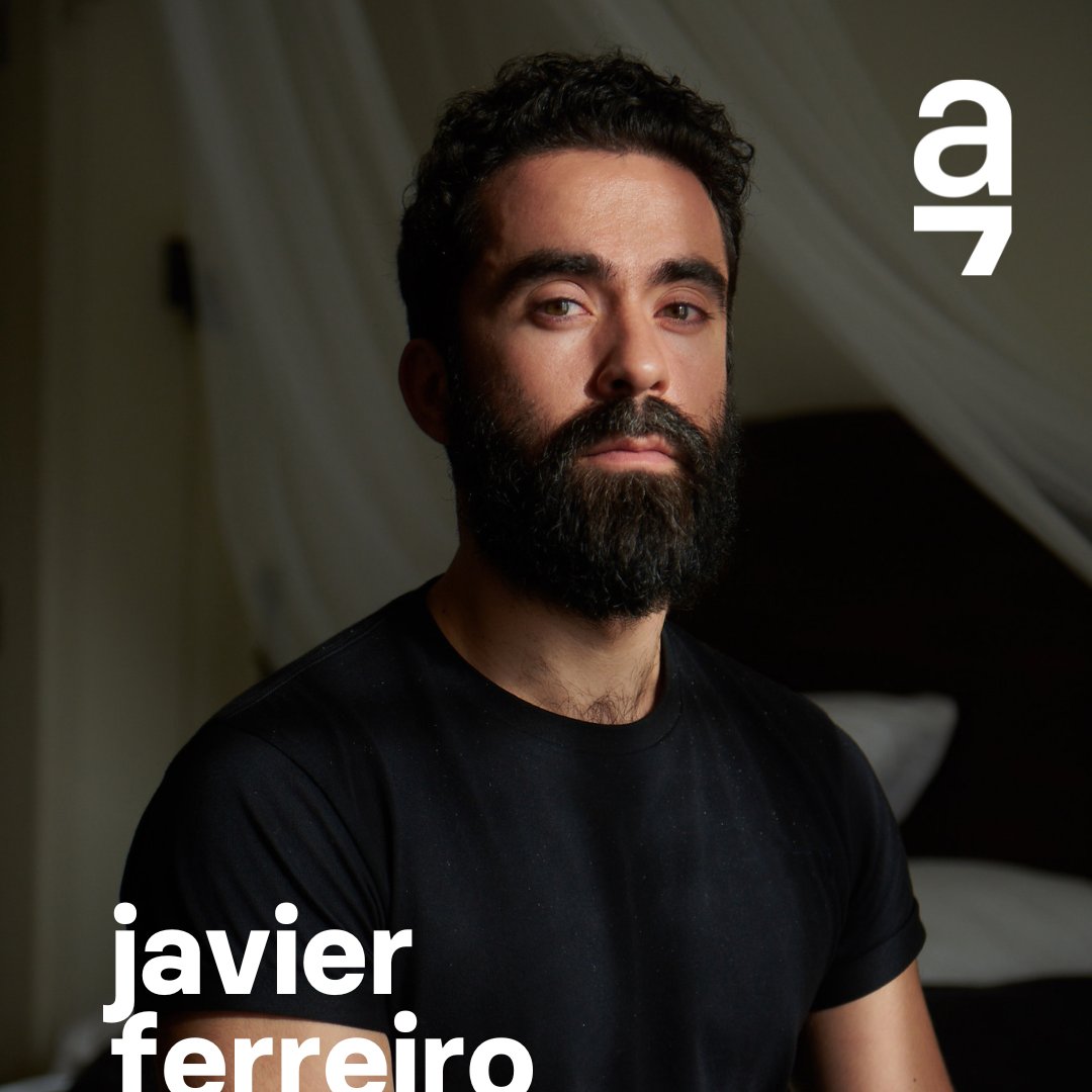 Presentámosvos ao noso queridísimo Javier Ferreiro @loboferreiro director de “Fame e febre”, a súa opera prima.

Director e guionista lucense que compaxina a escrita de series co desenvolvemento do seu primeiro filme. Felices de acompañar a Javi nesta aventura. Imos! 💥