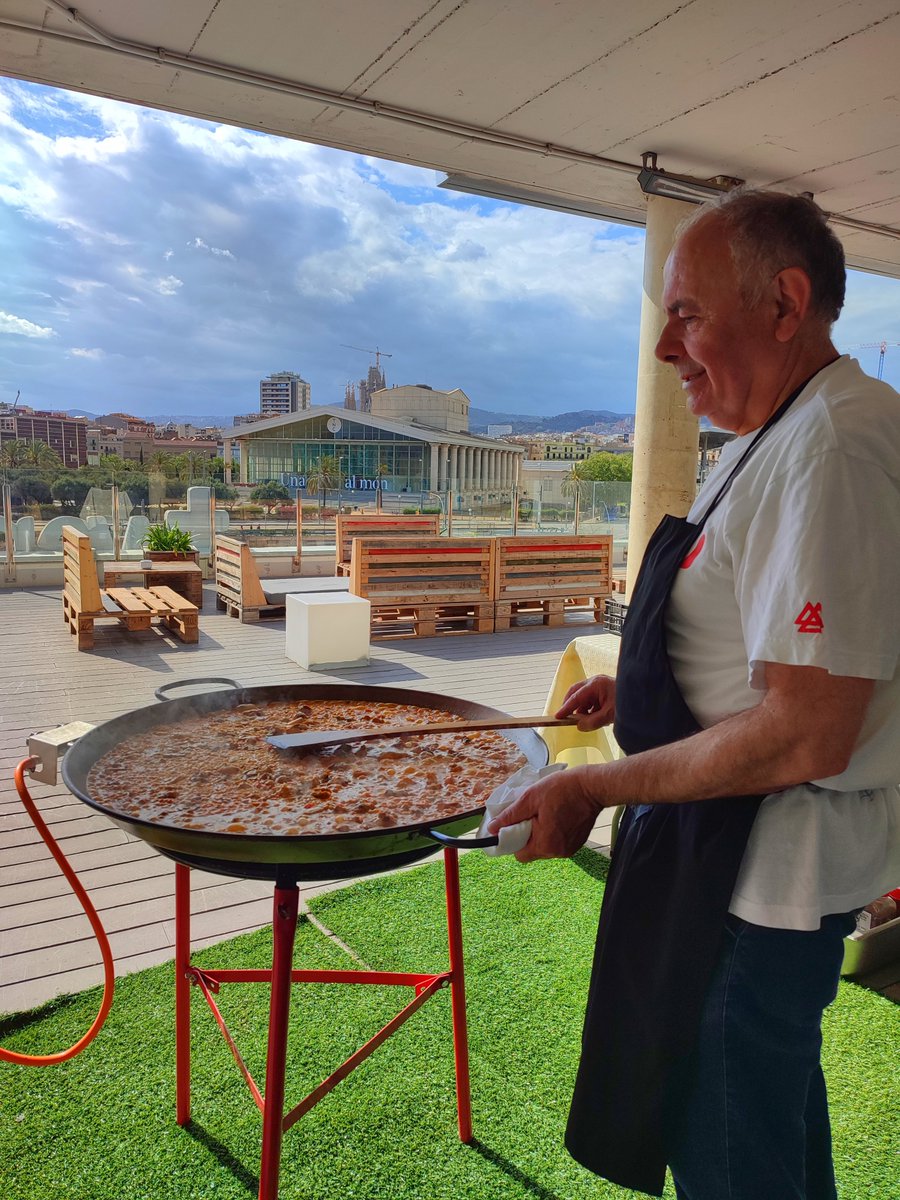Twentytuhostel's tweet photo. Nuestras famosas #paellas han vuelto🥘 Con la llegada de la #primavera, inauguramos nueva temporada de nuestro plato estrella 🌺 De marisco, de carne, mixta o vegetal, encárganos la que más te guste y disfrútala con tus amig@s con las mejores vistas de nuestra terraza🍴😋 https://t.co/PSi4zxQTxi