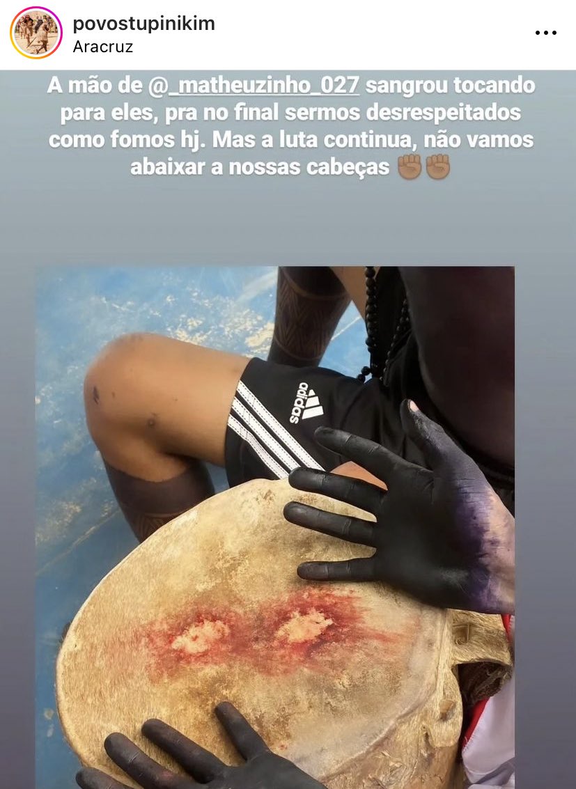 nidewana's tweet photo. Em pleno Dia dos Povos Indígenas, um grupo de indígenas Tupinikim foi vítima de racismo por parte de professoras e alunos da escola Monsenhor Guilherme Schmitz, no município de Aracruz (ES). As professoras chegaram a deslegitimar as indígenas por terem cabelo cacheado. https://t.co/fr8r7cFH62
