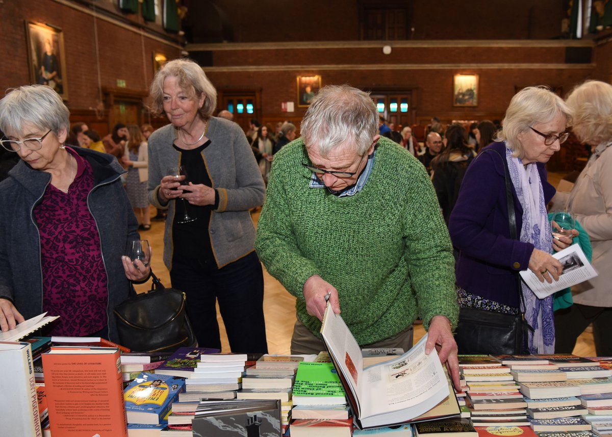 HomertonCollege's tweet image. 🐉@cressidacowell lit up Homerton&apos;s biggest auditorium last night with a superbly dynamic @pearcelecture on #lifechanginglibraries.   Read the gorgeous article reporting on it, on the lecture website.  Thank you Cressida! 

pearcelecture.com/how-to-train-y…