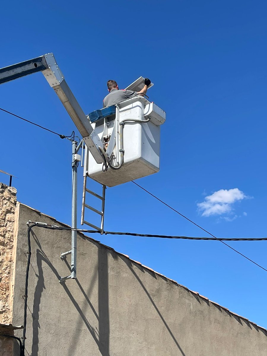 OFF_SHADE_'s tweet photo. "¡Grandes noticias! Off Shade ha comenzado las instalaciones de nuestras farolas solares inteligentes. ¡Únete a nosotros en este camino hacia un futuro más verde y brillante! #OffShade #SmartCities #EnergíaRenovable #IluminaciónInteligente #Sostenibilidad" https://t.co/lSouERsxra