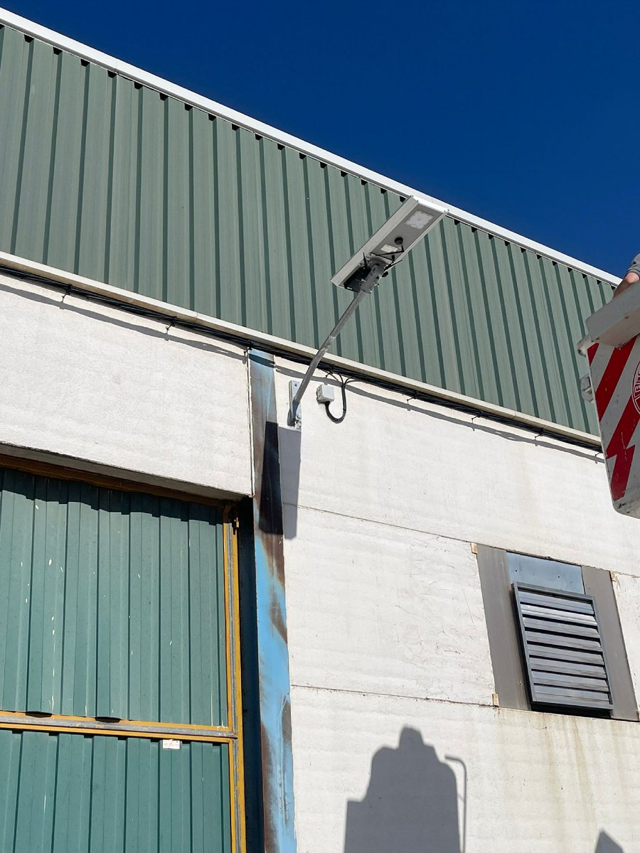 OFF_SHADE_'s tweet photo. "¡Grandes noticias! Off Shade ha comenzado las instalaciones de nuestras farolas solares inteligentes. ¡Únete a nosotros en este camino hacia un futuro más verde y brillante! #OffShade #SmartCities #EnergíaRenovable #IluminaciónInteligente #Sostenibilidad" https://t.co/lSouERsxra