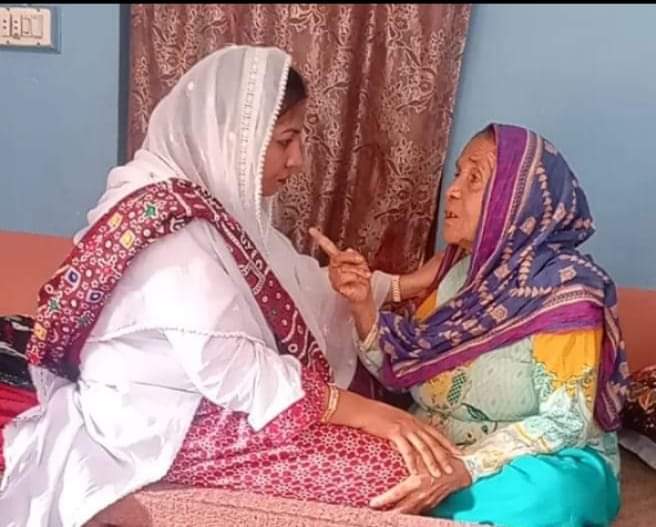 sadhnasindhi's tweet photo. اڄ جي مردن عورتن کي امان جندو مان سبق سکڻ گهرجي🤒
اسانجون نياڻيون امان جندو ٿي پون ته ھن کوکي سماج جي معتبر مردن جي مردانگي وڃي مڇن تائين رھندي💁 https://t.co/VxOMPv6cU4