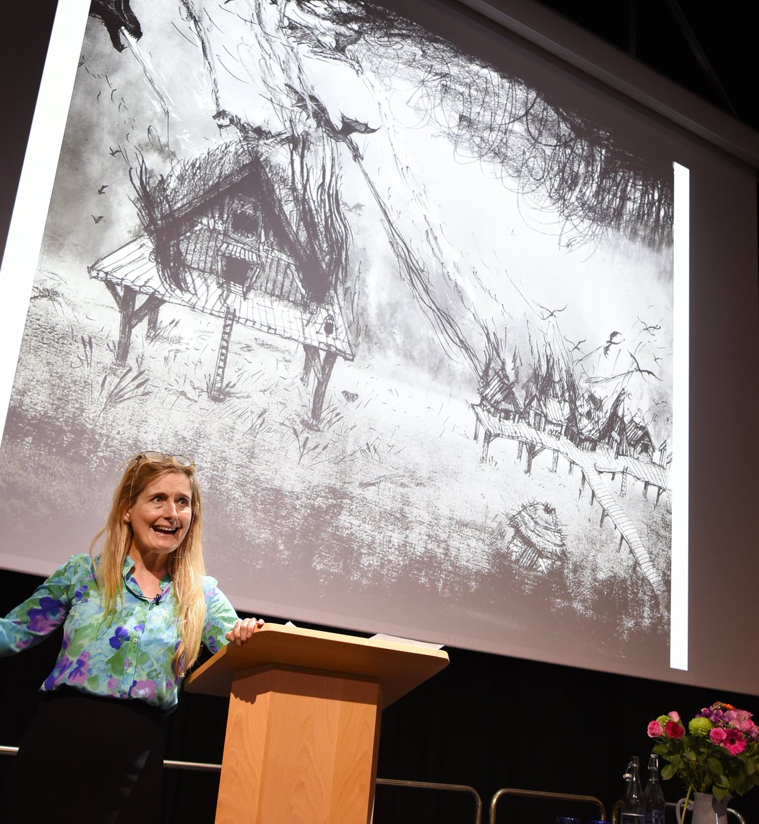 HomertonCollege's tweet image. 🐉@cressidacowell lit up Homerton&apos;s biggest auditorium last night with a superbly dynamic @pearcelecture on #lifechanginglibraries.   Read the gorgeous article reporting on it, on the lecture website.  Thank you Cressida! 

pearcelecture.com/how-to-train-y…