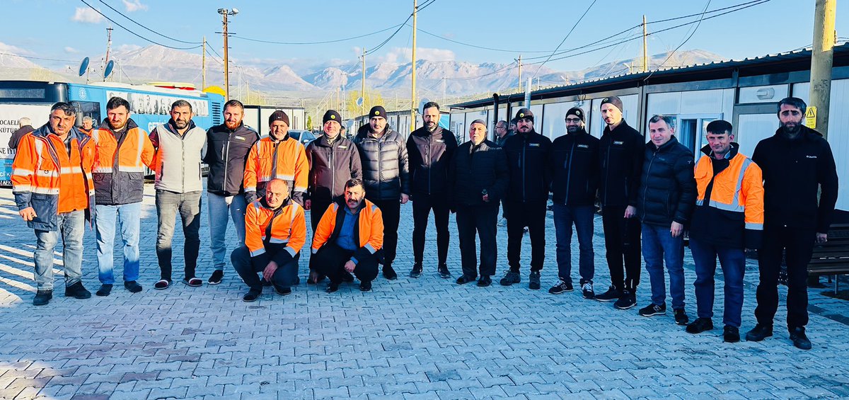 sancaktepebayb's tweet photo. 1-Bu sene Ramazan Bayramına Malatya/Doğanşehir’de girdik.

Bayram namazını Sancaktepe Belediyemizin kurduğu konteyner kentte eda ettikten sonra Doğanşehir’li vatandaşlarımız ile bayramlaştık… https://t.co/QAzHE7DCma