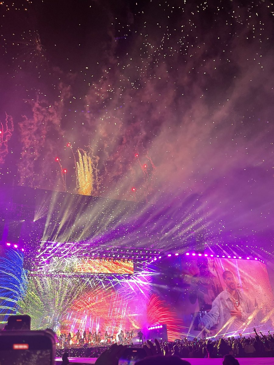AshleeLopez23's tweet photo. Fourth time seeing @sanbenito and this moment right here was itttttttt 🫶🏼✨ #badbunny #Coachella https://t.co/3l56g2F9Fj