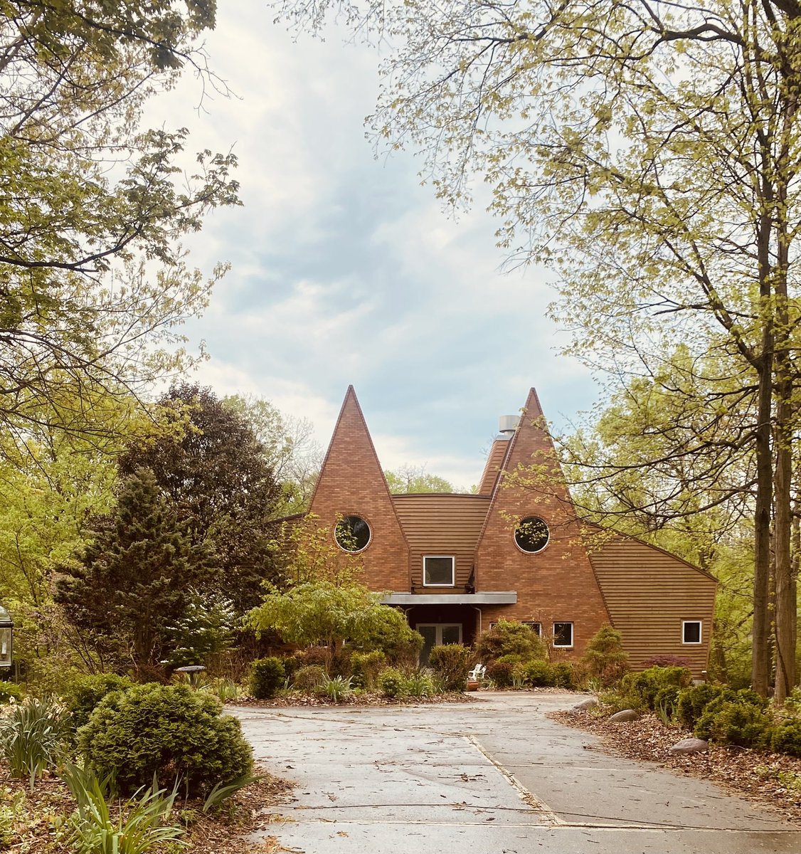 SRWoodward2's tweet image. if you make the trek 
to everybody’s tapes 
like s.r did today 2 get 
some of charlie Mingus 
&amp;amp; his changes and so on 
you make a left or a right 
depending on where from 
onto burning tree Ln where
secret elfin spacebase is at
#burningTree🌳#spacebase